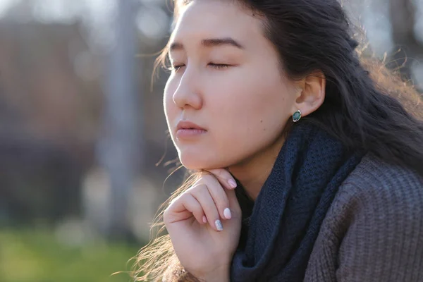 Young Asian Girl Sitting Park Closed Eyes Enjoying Moment Sunny — Stock Photo, Image