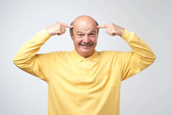 Portrait Mature Bald Caucasian Man Pointing Temple Fingers Idea Dressed — Stock Photo, Image