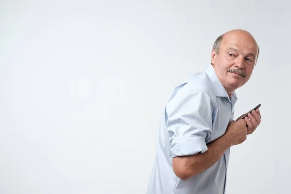 Bald Mature European Man Hiding Sms His Phone Side View — Stock Photo, Image