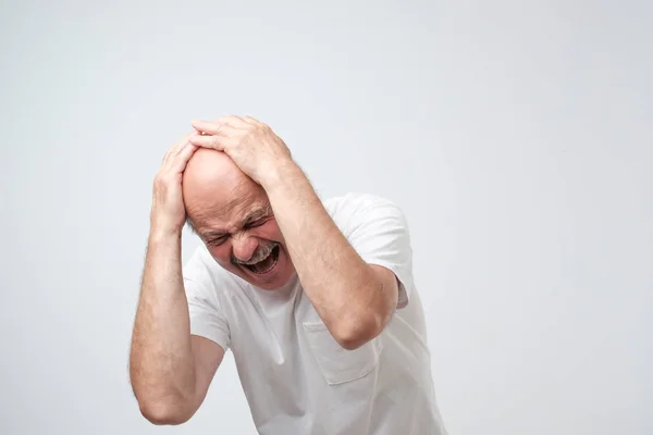 Portret Volwassen Hispanic Wanhopige Man Die Zijn Hoofd Pijn Staande — Stockfoto