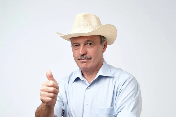 Hombre Maduro Guapo Sombrero Vaquero Sonriendo Cámara Con Pulgar Hacia —  Fotos de Stock