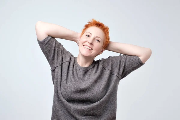 Close Retrato Bela Mulher Madura Com Cabelo Vermelho Sorrindo Pela — Fotografia de Stock