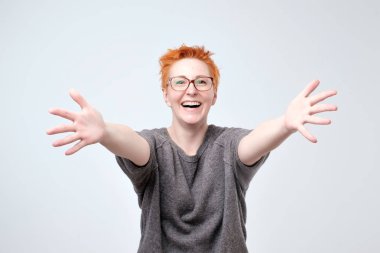 Hoş geldiniz ya da kavram sevindim. Avrupa kadın gri kazak ve gözlük ile gergin eller. O arkadaşları sarılmak istiyor. İfade duygu ve duyguları kavramı.