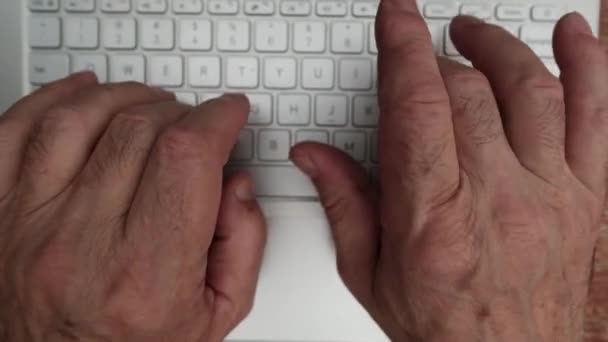 Manos de hombre escribiendo en un teclado de ordenador — Vídeo de stock