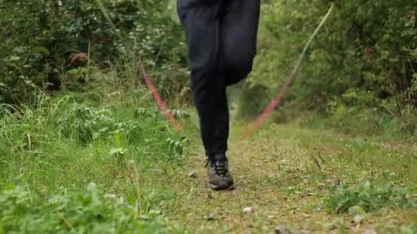 Primer plano del hombre mayor saltando fantásticamente con una cuerda de salto — Vídeos de Stock