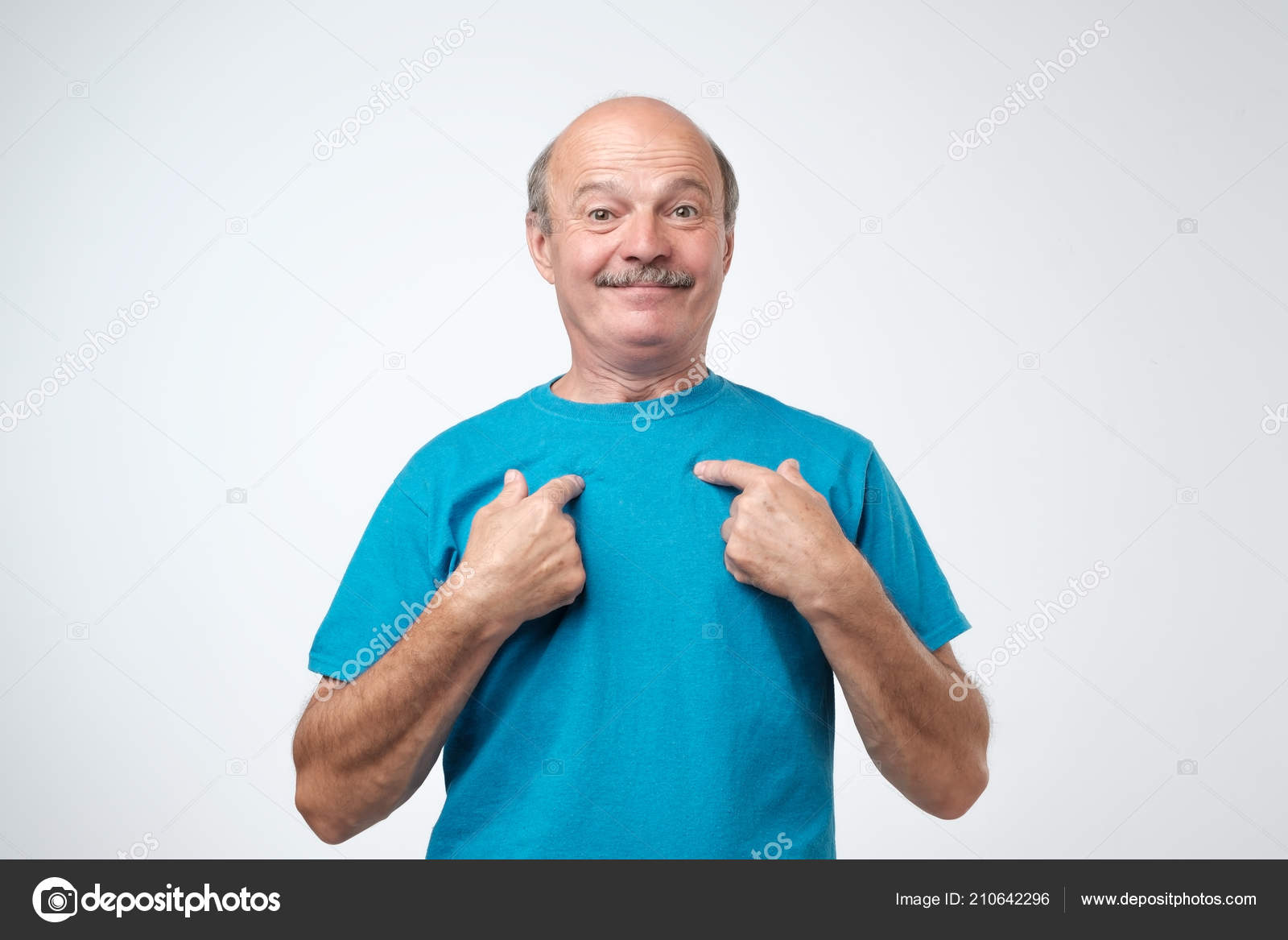 Free Photo  Mature man pretending to show something in shirt