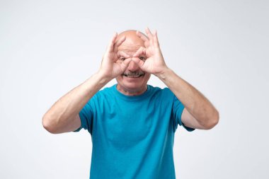 Olgun beyaz erkek baykuş parmak işaretiyle gösterilen. Komik yüz buruşturma yapma. İyi bir ruh hali var