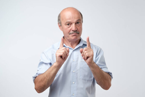 Портрет разъяренного старшего европейца, дрожащего указательным пальцем, недовольного плохим поведением и обучающего ребенка хорошим манерам или поведению
