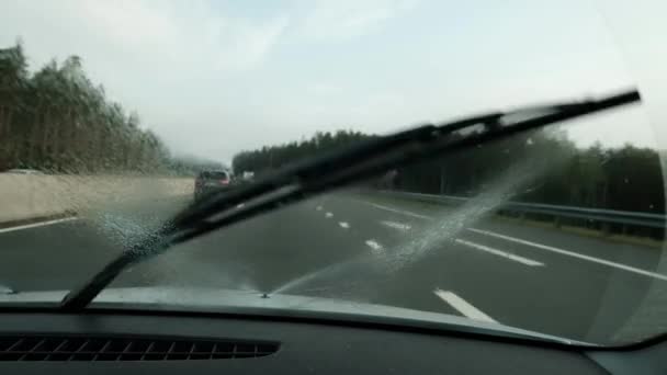 Samochód umyć wycieraczek, ponieważ szkło jest zbyt brudny. — Wideo stockowe