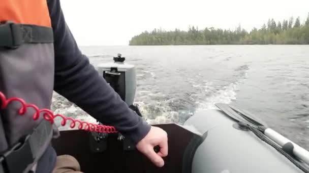 Homem dirigindo barco a motor no lago Ladoga — Vídeo de Stock