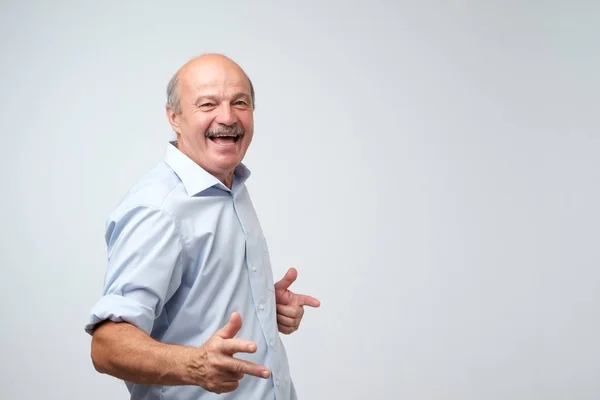 Retrato de un joven muy emocionado, celebrando la victoria con las manos levantadas y gritando —  Fotos de Stock