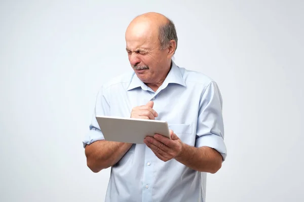 Homem Caucasiano Está Enojado Com Que Num Tablet Ele Está — Fotografia de Stock