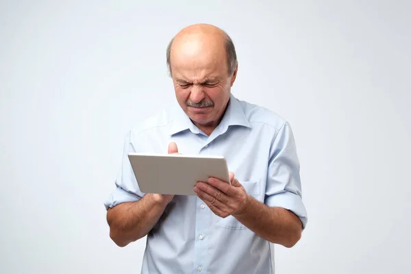 Hombre Caucásico Mayor Está Disgustado Por Que Dispositivo Tableta Está —  Fotos de Stock