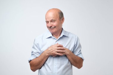 Merakla bakan kıdemli İspanyol adam kameraya benziyor. Önemli olan sakladım ve gerçeği söylemeyeceğim