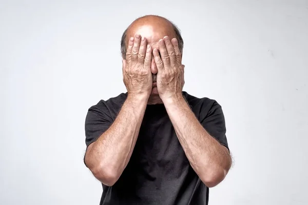 Ein Älterer Kaukasischer Mann Schwarzem Shirt Der Sein Gesicht Mit — Stockfoto