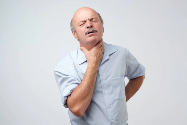 Homem Caucasiano Camisa Com Dor Garganta Gripe Outra Doença Inverno — Fotografia de Stock