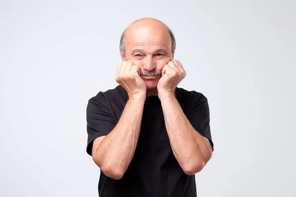 Estudio Retrato Sombrío Calvo Europeo Modelo Masculino Mostrando Aburrimiento Mientras — Foto de Stock