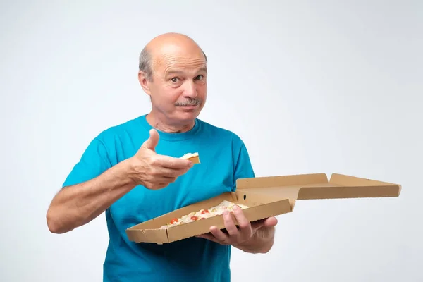 Ritratto Uomo Europeo Maturo Che Mangia Una Fetta Pizza Nelle — Foto Stock