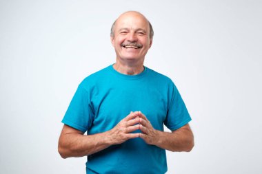 Mavi t-shirt gülüyor içinde yakışıklı bir üst düzey İspanyol adam portresi
