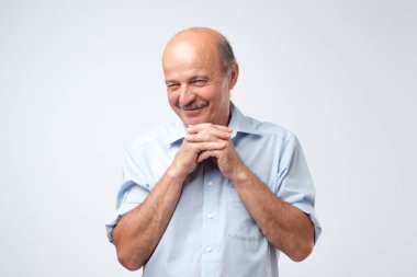 Merakla bakan kıdemli İspanyol adam kameraya benziyor. Önemli olan sakladım ve gerçeği söylemeyeceğim