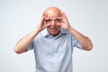 Yorgun olgun adam gözlerini açmaya çalışıyor. Uyku, o ölümcül istiyor ama korkunç uykusuzluk vardır. İş yerinde son tarih kavramı