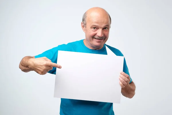 Ein Älterer Hispanischer Mann Mit Schnurrbart Hält Das Weiße Schild — Stockfoto