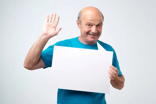 Ein Älterer Hispanischer Mann Mit Schnurrbart Hält Das Weiße Schild — Stockfoto