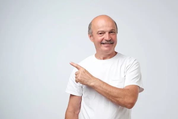 Glad Senior Mannen Vit Shirt Tittar Kameran Ler Och Pekar — Stockfoto