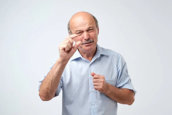 Homem Sénior Com Bigode Mostrar Algo Pequeno Com Ícones Ele — Fotografia de Stock