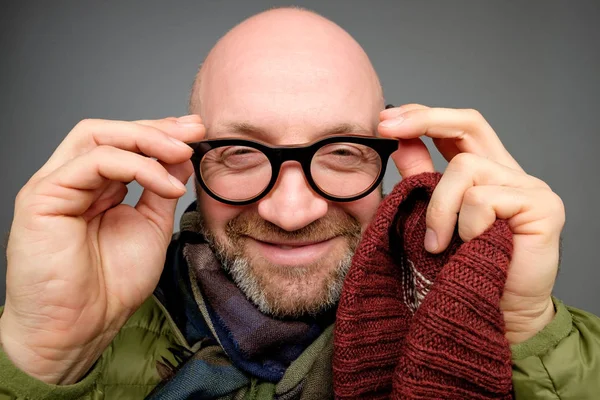 Ώριμη Ευρωπαϊκού Άνθρωπος Που Φορώντας Ένα Ζευγάρι Γυαλιά Geek Squinting — Φωτογραφία Αρχείου