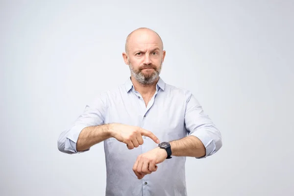 Ώριμη Ευρωπαϊκό Επιχειρηματίας Ανυπομονησία Επισημαίνοντας Ρολόι Του Γιατί Είσαι Αργά — Φωτογραφία Αρχείου
