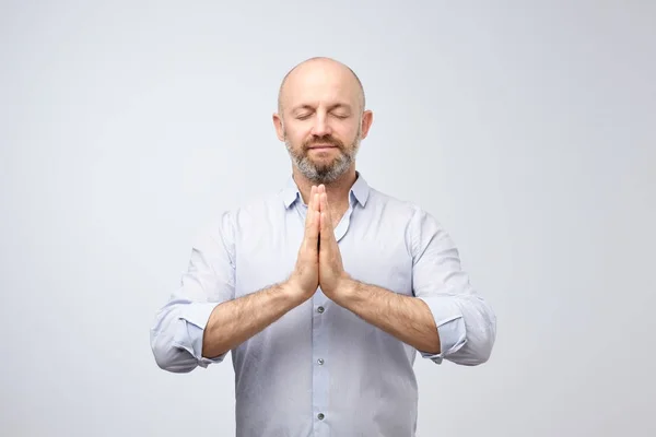Yoga Meditatie Kantoor Werk Overdag Knappe Kale Man Met Haar — Stockfoto