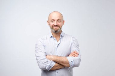 Çapraz kolları olan emin gülümseyen adam. Kameraya bakarak kıl ile mutlu içerik mala. Olumlu yüz duygu