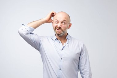 Arabanın anahtarlarını nereye koydu hatırlamaya çalışarak casual beyaz gömlek giymiş genç erkek Olgun Avrupa sakallı. Karım söylediklerini hatırlamak zorunda. Negatif insan duygu ve duygu