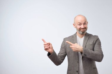 Parmak uzakta üzerinde beyaz arka plan önemli bilgilere dikkat etmeye işaret rahat kıyafetli bir mutlu olgun işadamı portresi. Metin için yer