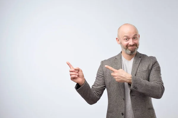 Portrét Šťastný Starší Podnikatel Neformální Oblek Ukazující Prst Přes Bílé — Stock fotografie