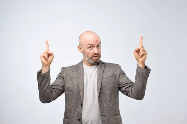 Portret Van Een Gelukkig Rijpe Zakenman Casual Pak Wijzende Vinger — Stockfoto