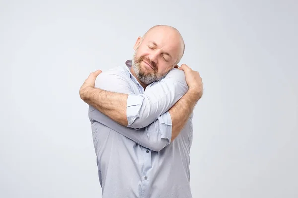 Närbild Porträtt Självsäkra Leende Man Håller Kramas Själv Isolerad Grå — Stockfoto