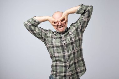 Olgun kel adam parmak maskesi kahraman yapmak. Süper adamın kahramanca ruh hali