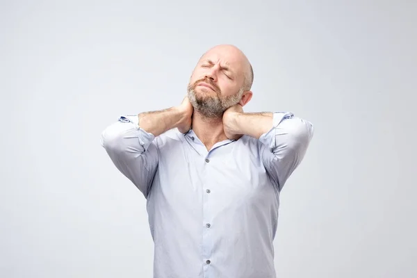 Reifer Europäischer Mann Mit Bart Und Nackenschmerzen Konzept Für Leistenbruch — Stockfoto