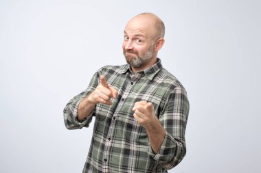 Hey, sen are korku veren. Sen bir seçim haline işaret mutlu sakallı adam portresi.