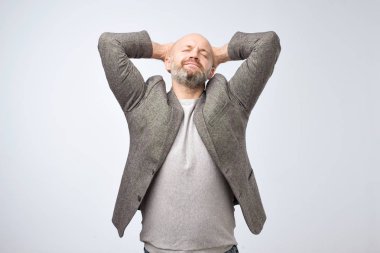 Olgun adam gece kulübü ya da zor iş ve biraz uykuya ihtiyacı var. Esneme, iş çıkışı yorgun şirin tıraşsız yetişkin portresi. Adam yorgun kavramdır