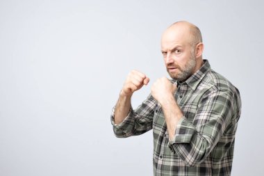 Portre portre tahriş öfkeli genç adam titreyen yumruk izole beyaz arka plan yükselterek üzgün. Negatif insan duygu yüz ifadesi. Savaş ve çatışma kavramı