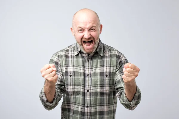 Volwassen Man Met Baard Vieren Overwinning Grijze Achtergrond Hij Viert — Stockfoto