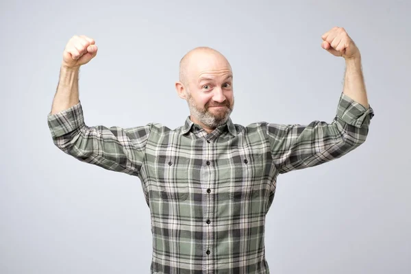 Positieve Emotionele Man Glimlacht Toont Spieren Zijn Armen Voelt Trots — Stockfoto