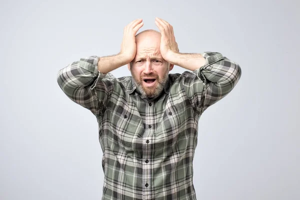 Retrato Hombre Decepcionado Molesto Con Rostro Cubierta Barba Con Palma —  Fotos de Stock