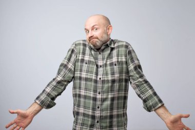 Ayakta ve beyaz arka plan üzerinde izole omuzlarında shrugging karışık olgun sakallı adam. Çözüm bu sorunu kavramının bilmiyorum