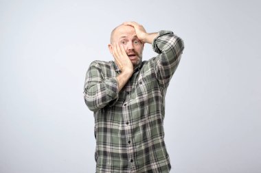 Sinir korkmuş Avrupa adam sorrorful ifadesi olan, kafasına elele ağlamamak için çalışır, trajik olay hakkında öğrenir. Aile sorunları nedeniyle erkek duygu gergin vurguladı