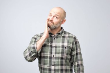 Şaşkın olgun adam anahtarları nereye koydu hatırlayamıyorum. Orta yaşlı yetişkin karışık ve önemli bilgiler unut