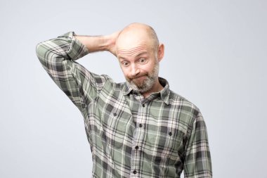 Şaşkın olgun adam anahtarları nereye koydu hatırlayamıyorum. Orta yaşlı yetişkin karışık ve önemli bilgiler unut